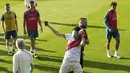 Sejumlah fans Ronald menyerbu masuk ke lapangan dan membuat sejumlah petugas keamanan langsung bertindak menghentikan mereka. (AP Photo/Hassan Ammar)