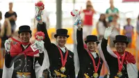 Tim berkuda Indonesia meraih medali emas Sea Games 2015 nomor nomor tunggang serasi tim yang dihelat di Singapore Turf Club Riding Centre, Sabtu (6/6/2015). Tampak, tim berkuda Indonesia berfoto usai pengalungan medali. (Liputan6.com/Helmi Fithriansyah)