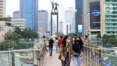 Warga menikmati pemandangan dari anjungan Halte Transjakarta Bundaran HI saat uji coba anjungan itu di kawasan Bundaran Hotel Indonesia, Jakarta, Senin (10/10/2022). Anjungan yang berada di lantai dua Halte Transjakarta Bundaran HI ini dapat menampung 20 orang. (Liputan6.com/Johan Tallo)