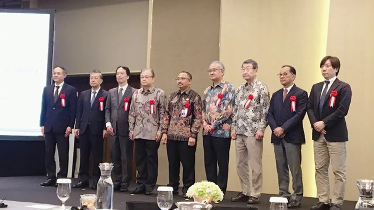 Sesi foto bersama peserta saat seminar JTTRI International On Railway and Area Development in Jakarta, Jumat, 14 Februari.