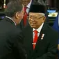 Wakil Presiden Republik Rakyat Tiongkok Wang Qishan menyalami Ma'ruf Amin (Liputan6.com)