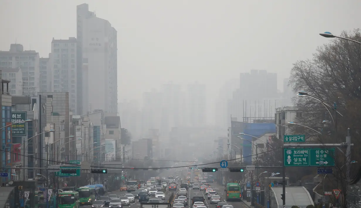 Kondisi lalu lintas saat polusi udara menyelimuti Seoul, Korea Selatan, 12 Maret 2019. Menurut National Institute of Environmental Research, polusi udara telah menyelimuti tujuh kota di Korea Selatan. (REUTERS/Kim Hong-Ji/File Photo)