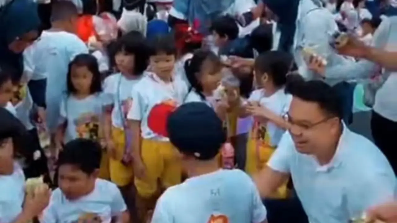 Wakil Menteri Komunikasi dan Digital Angga Raka Prabowo berinteraksi dengan anak-anak yang berada di tempat acara Peringatan Hari Anak Nasional (HAN) di lokasi Car Free Day (CFD), Jakarta, Minggu (20/07/2025).