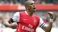 Arsenal&#039;s captain Gilberto Silva celebrates scoring his side&#039;s third goal from the penalty spot, during the English Premiership match between Arsenal and Fulham, at Emirates Stadium, 29 April 2007. AFP PHOTO/CHRIS YOUNG