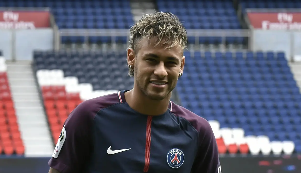 Bintang Brasil, Neymar, tampak tersenyum saat diperkenalkan sebagai pemain baru PSG di Stadion Parc des Princes, Paris, Jumat (4/8/2017). Neymar didatangkan dari Barcelona dengan harga 222 juta euro. (AFP/Philippe Lopez)