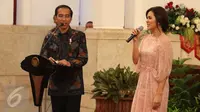 Presiden Jokowi dan penyanyi Raisa saat merayakan Hari Musik Nasional 2017 di Istana Negara, Jakarta, Kamis (9/3). (Liputan6.com/Angga Yuniar)