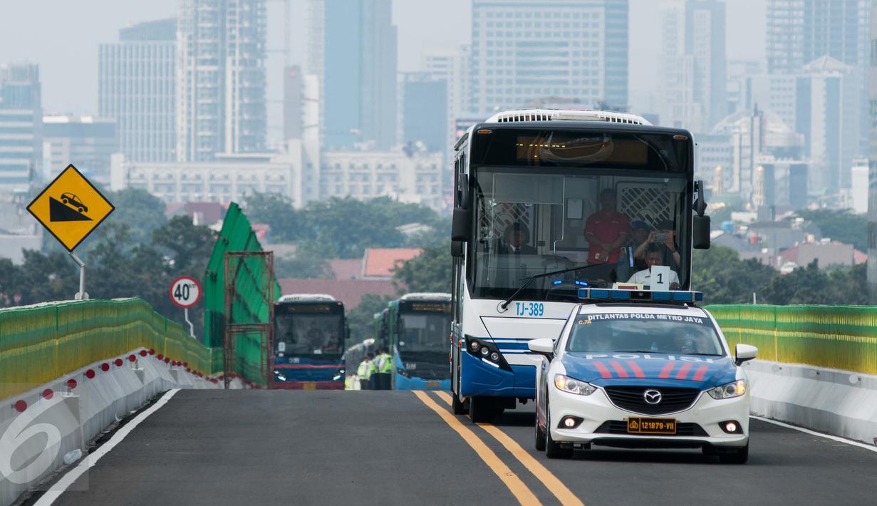 Petugas berjaga di jalur bus transjakarta Koridor 13 (Ciledug-Tendean) saat ujicoba, Jakarta, Senin (15/5). Koridor ini direncanakan akan beroperasi pada Hari Ulang Tahun Kota Jakarta 22 Juni mendatang. (Liputan6.com/Gempur M Surya)