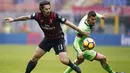 Bek AC Milan, Alessio Romagnoli (kiri) menghadang pergerakan pemain Crotone, Diego Falcinelli pada lanjutan Serie A di San Siro Stadium, Milan, (04/12/2016). Milan menang 2-1.  (AFP/Marco Bertorello)