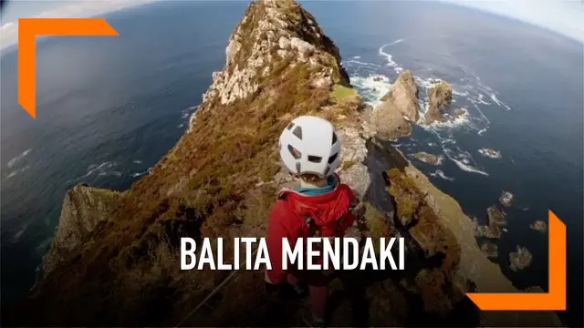 Seorang balita mendaki Tebing Sturall di Irlandia. Lokasi ini memiliki tinggi sekitar 200 meter dan dikenal menakutkan di Irlandia karena curam dan langsung berhadapan dengan laut lepas.
