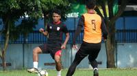 Aksi pemain Persis Solo, Dedi Tri Maulana (membawa bola). (Bola.com/Vincentius Atmaja)