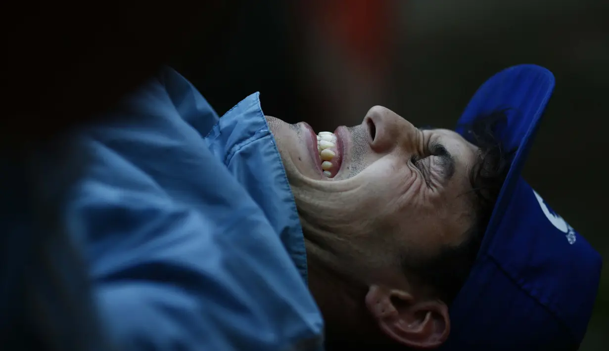 Yamil Peralta berlatih mengangkat beban di rumahnya di Jose C. Paz di Buenos Aires, Argentina, 29 Juli 2020. Di tengah lockdown, petinju profesional ini membuat alat olahraga darurat di rumahnya untuk berlatih dengan harapan lolos kualifikasi Olimpiade Tokyo 2021. (AP Photo/Marcos Brindicci)