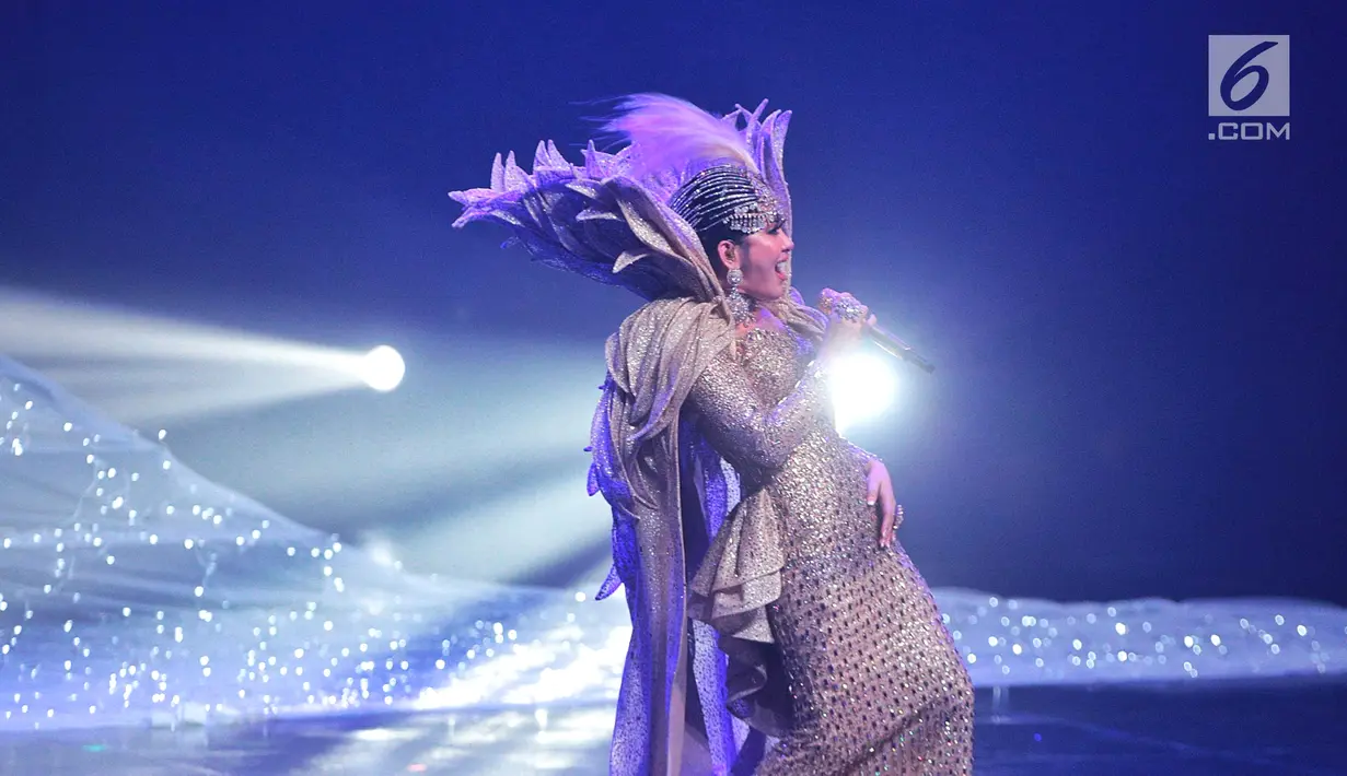 Penyanyi Syahrini saat konser Journey of Syahrini di Ciputra Artpreneur, Jakarta, Kamis (20/9). Konser dengan #10tahunJambulKatulistiwa merupakan perayaan 10 tahun kiprah Syahrini di dunia musik. (Liputan6.com/Faizal Fanani)