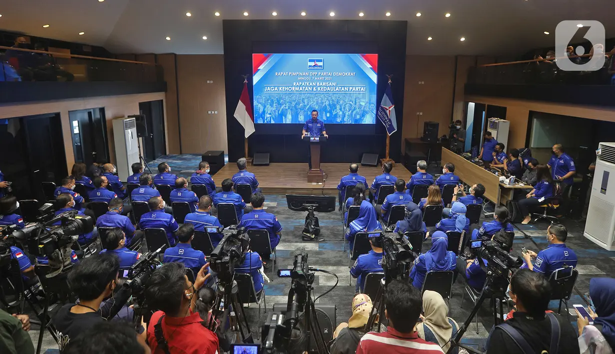 Ketum Partai Demokrat Agus Harimurti Yudhoyono atau AHY saat rapat pimpinan secara maraton di Gedung DPP Demokrat, Jakarta Pusat, Minggu (7/3/2021). AHY mengatakan, setelah rapat ia akan melakukan commander's call atau rapat dengan jajaran DPD di 34 provinsi. (Liputan6.com/Herman Zakharia)