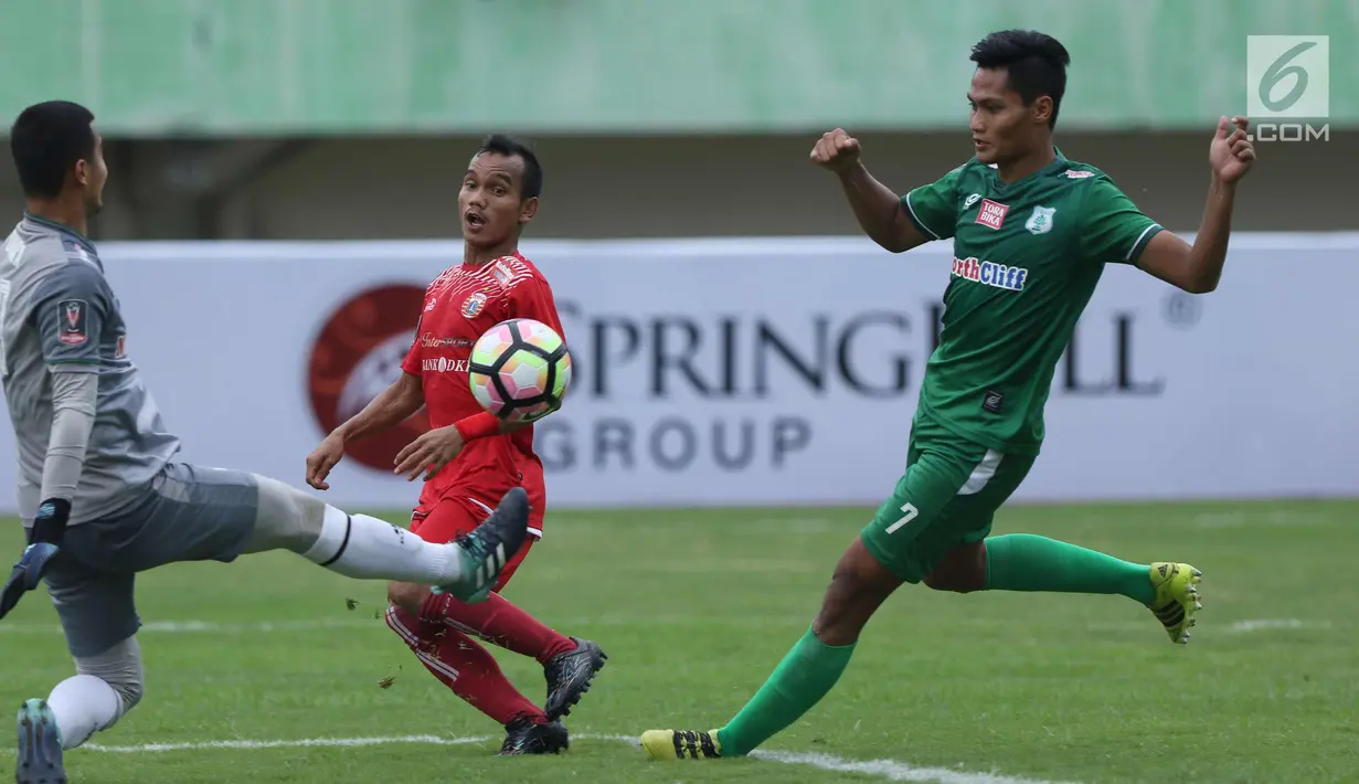 Gelandang Persija, Riko Simanjuntak (tengah) mengop[er bola saat laga kedua Semifinal Piala Presiden 2018 melawan PSMS di Stadion Manahan, Solo, Jawa Tengah, Senin (12/2). Persija unggul 1-0. (Liputan6.com/Helmi Fithriansyah)