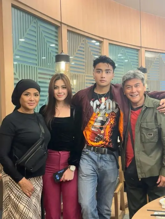 Berikut sekilas profil pemeran Leon Dozan. Pemeran berusia 26 tahun itu merupakan anak pertama dari artis laga senior Willy Dozan dan penyanyi Betharia Sonata. [Instagram/official.bethariasonata]