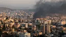 Korban tewas diperkirakan bakal bertambah karena kemungkinan banyak yang terkubur puing-puing bangunan yang hancur digempur rudal-rudal Israel. (AFP/Jaafar Ashtiyeh)