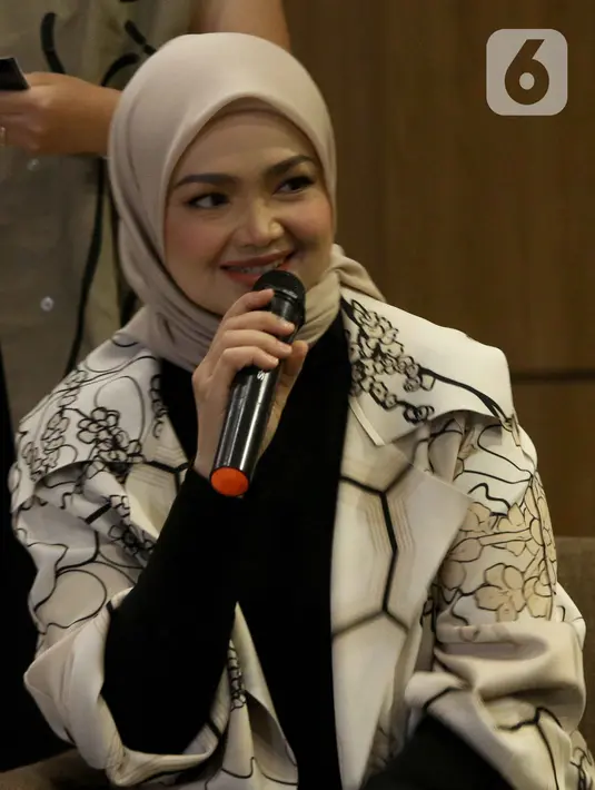Turut pula diva pop asal Malaysia Siti Nurhaliza yang terkenal dengan lagu-lagunya yang puitis dan mendayu khas musik melayu. (Liputan6.com/Herman Zakharia)