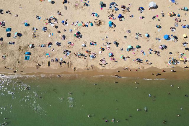 Diterjang Gelombang Panas Ekstrem, Warga Inggris Padati Pantai Bournemouth