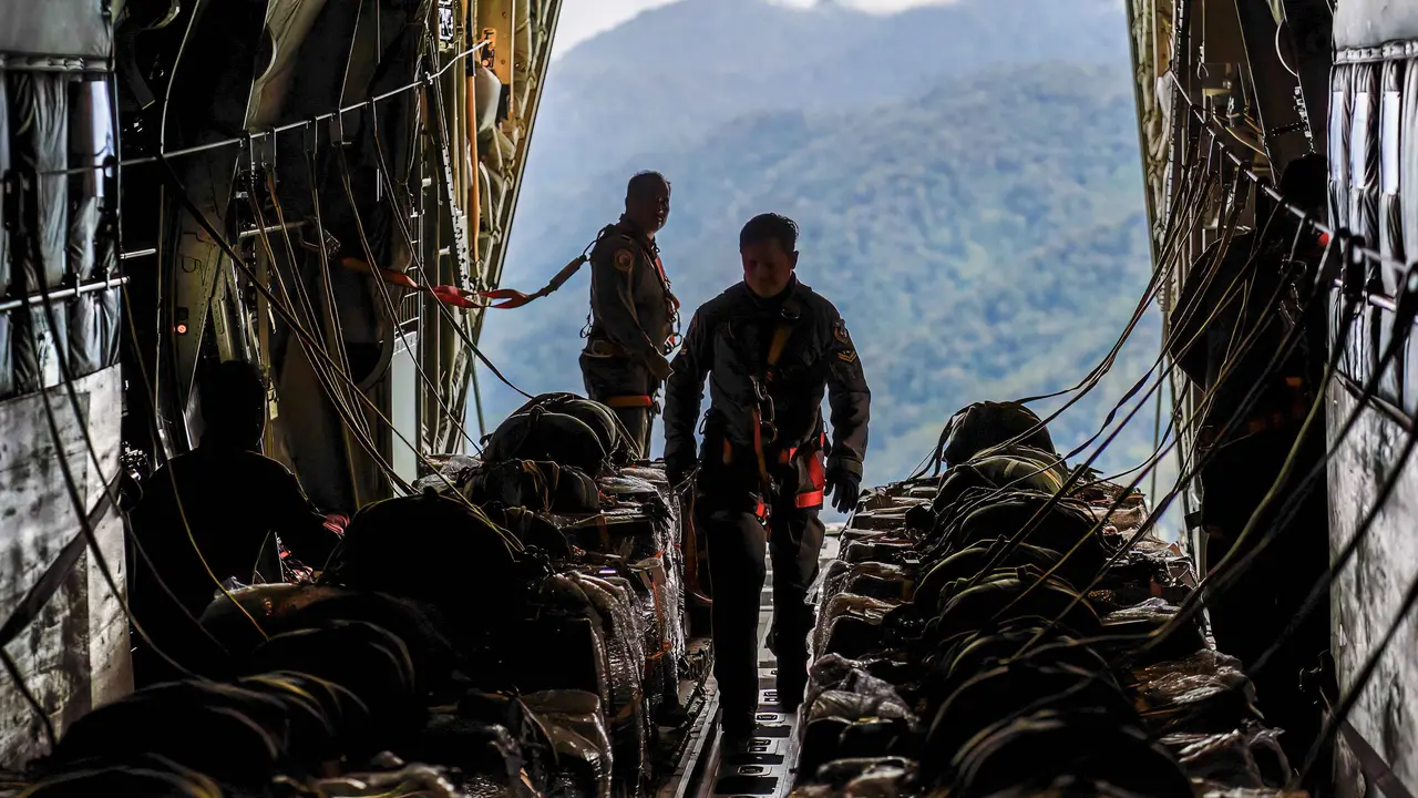 Pesawat dan Helikopter Tulang Punggung Distribusi Bantuan Bencana Banjir Bandang Sumatera