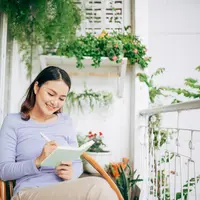 Ilustrasi perempuan melakukan journaling. (c) makistock/Depositphotos