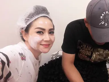 Artis Tessa Kaunang pose bareng sang kekasih, Rully, saat sedang perawatan wajah. Setelah bercerai dari Sandy Tumiwa, Tessa diketahui sudah menemukan tambatan hati baru. (Instagram/thessakaunangtuiit)