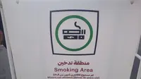 Smoking area yang berada di sekitar Stadion 974 yang berlokasi di Ras Abu Aboud. Stadion ini turut menggelar pertandingan Piala Dunia 2022. (Hendry Wibowo/Bola.com)