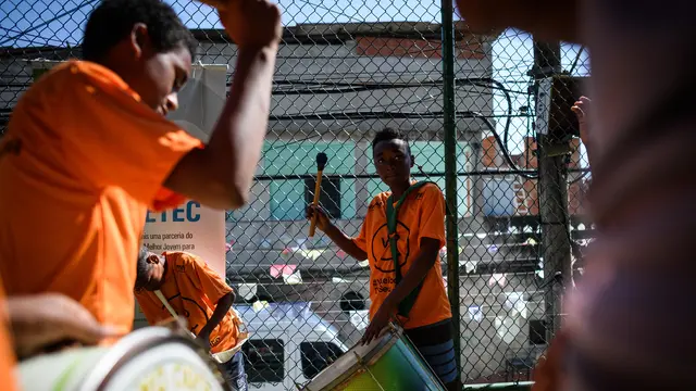 Menabuh Drum 