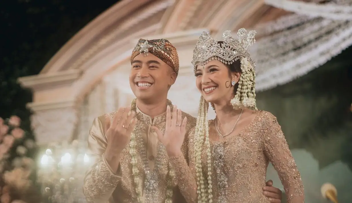 Saat prosesi akad nikah, Sheila dan Vidi memilih adat Sunda dengan kebaya nuansa gold dan siger warna silver yang membuat tampilan terlihat dan terasa mewah (Foto: Instagram @morden.co)