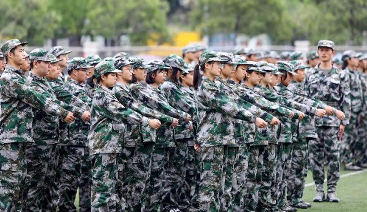 Murid sekolah menengah mengambil bagian dalam sesi pendidikan dan pelatihan militer pada awal semester baru di Huaibei, Provinsi Anhui, China, 5 September 2021. (STR/AFP)