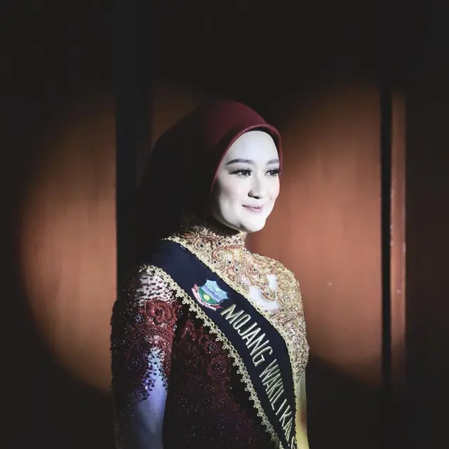 6 Potret Terbaru Reyna Fakhira Sosok Viral Disebut Mirip Dinda Hauw, Baru Lulus S1