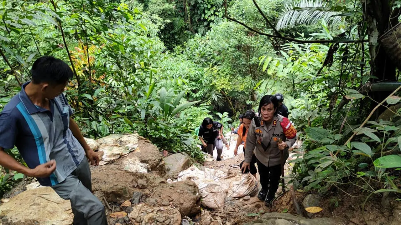 Kapolres Bolmong AKBP Nova Surentu memimpin operasi penertiban penambangan emas tanpa ijin (PETI).