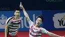 Gaya terbang Kevin Sanjaya sambil mengembalikan kok ke arah Hendra Setiawan/M. Ahsan pada babak pertama Indonesia Open 2018 di Istora Senayan, Jakarta, (4/6/2018). Kevin/Marcus menang 21-16 18-21 21-10.  (Bola.com/Nick Hanoatubun)