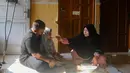 Lelah akibat kemacetan lalu lintas menuju sekolah YPAC yang berjarak sekitar 15km seolah terbayar lunas saat di kelas menyaksikan murid-muridnya ceria menerima materi pembelajarannya. “Mereka adalah bagian kehidupan saya, sudah seperti anak sendiri” tutur Pak Agung yang kini di rumahnya ditemani istri dan si bungsu perempuan, setelah anak tertuanya melanjutkan pendidikan di pesantren. (merdeka.com/Arie Basuki)