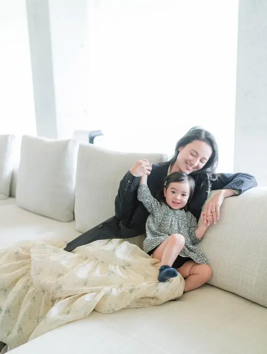 Julie Estelle kerap tampil kompak dengan sang buah hati. Ia benyak menyelaraskan warna untuk tampilan yang menggemaskan. [Foto: Instagram/ Julie Estelle]