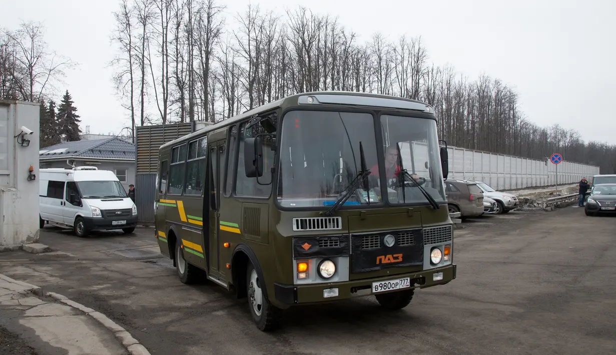 Bus membawa para diplomat Rusia yang diusir dari Amerika Serikat dan keluarga mereka, meninggalkan bandara Vnukovo, Moskow, Minggu (1/4). Pengusiran terkait kasus serangan dengan racun mantan agen mata-mata Rusia di Inggris. (AP/Alexander Zemlianichenko)