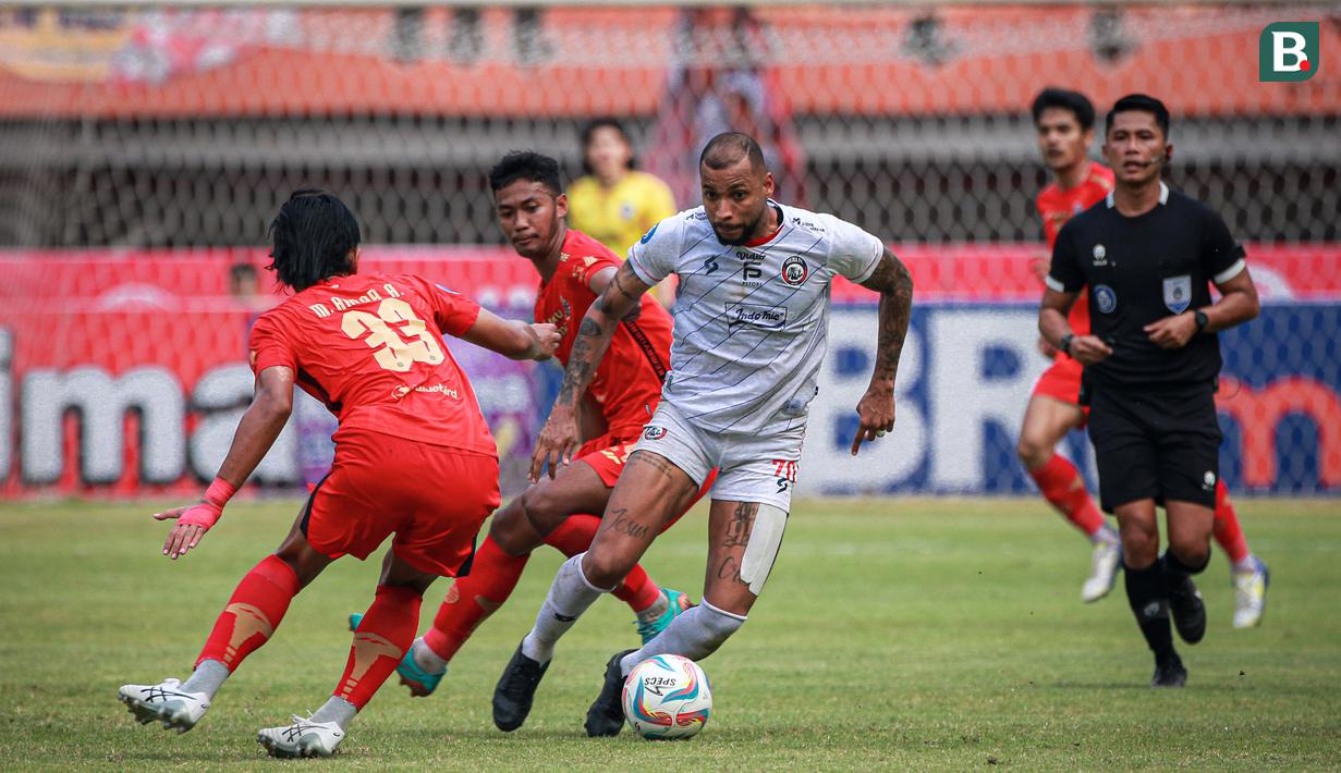<p>Pemain Arema FC, Gustavo Almeida Dos Santos (tengah), berusaha melewati hadangan&nbsp;pemain Persija Jakarta, Muhammad Akbar Arjunsyah (kiri), dalam pertandingan pekan kesembilan BRI Liga 1 2023/2024 yang berlangsung di Stadion Patriot Candra Bhaga, Bekasi, Minggu (20/9/2023). (Bola.com/Bagaskara Lazuardi)</p>