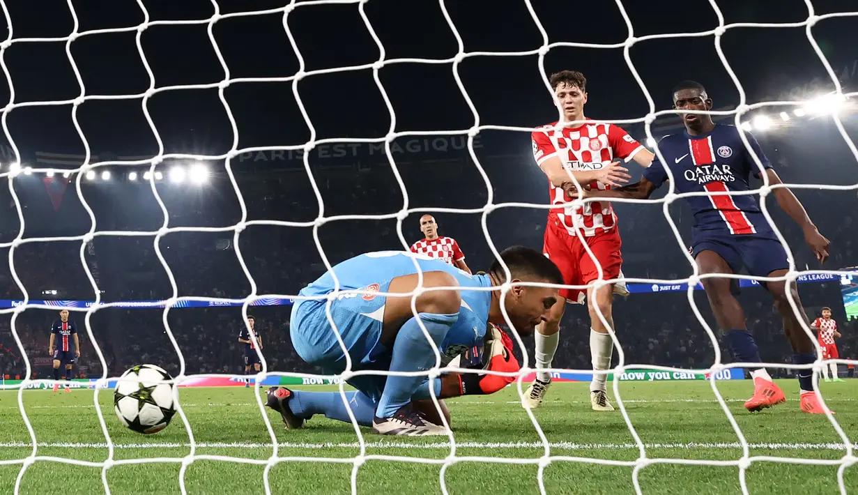 Kiper Girona, Paulo Gazzaniga gagal menangkap bola dari umpan silang pemain PSG, Nuno Mendes pada laga Liga Champions 2024/2025 yang berlangsung di Parc des Princes, Paris, Prancis, Kamis (19/09/2024). (AFP/Franck Fife)