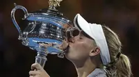 Caroline Wozniacki mengalahkan petenis Rumania, Simona Halep, 7-6 (7-2), 3-6, 6-4, di partai final Australia Terbuka 2018, Sabtu (27/1/2018). (AP Photo/Dita Alangkara)