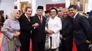 Ketua KPK periode 2019-2023 Firli Bahuri (ketiga kiri) berpose bersama pimpinan KPK 2015-2019 usai pelantikan di Istana Negara, Jakarta, Jumat (20/12/2019). Upacara pelantikan lima pimpinan KPK periode 2019-2023 dipimpin langsung Presiden Joko Widodo. (Foto: Biro Pers Setpres)