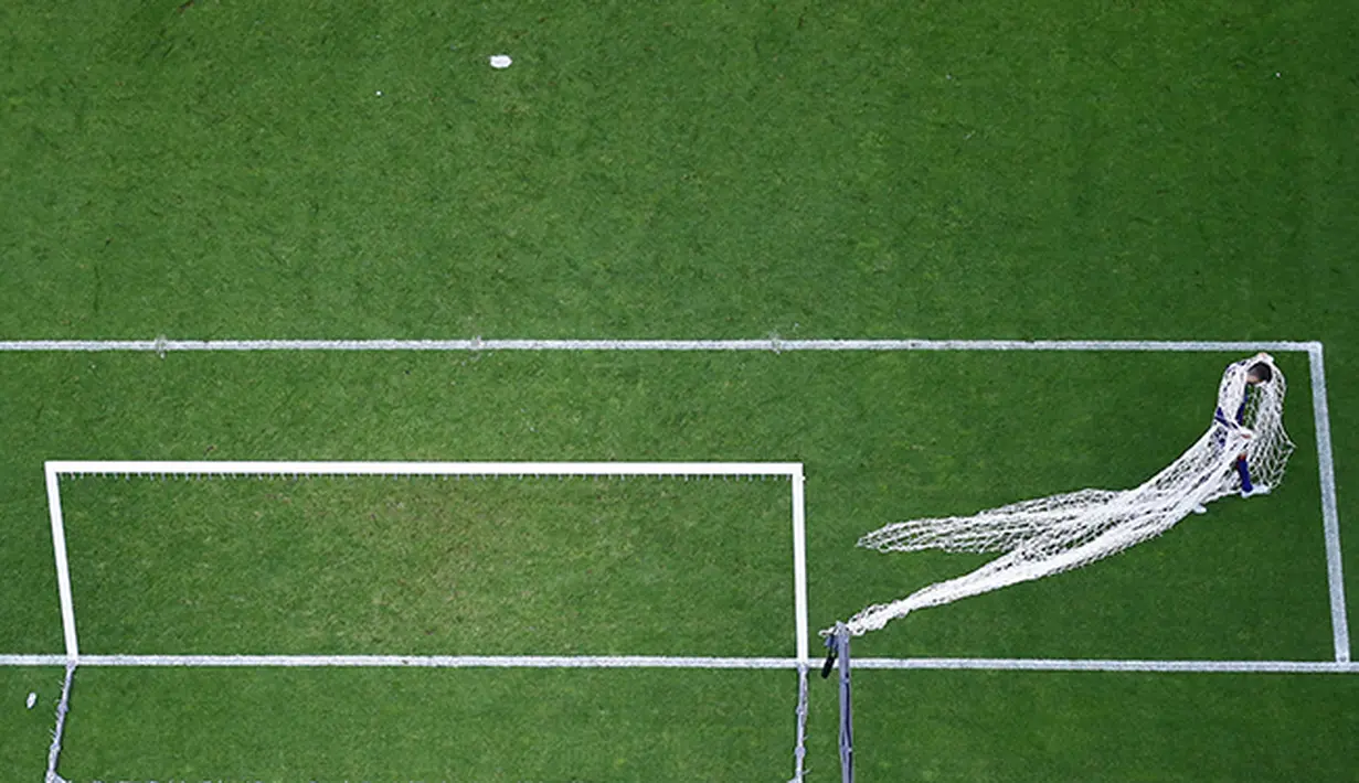 Gerard Pique bek Barcelona memotong jala gawang usai final Liga Champions melawan Juventus  di Olympiastadion, Berlin. (Reuters / Michael Dalder)