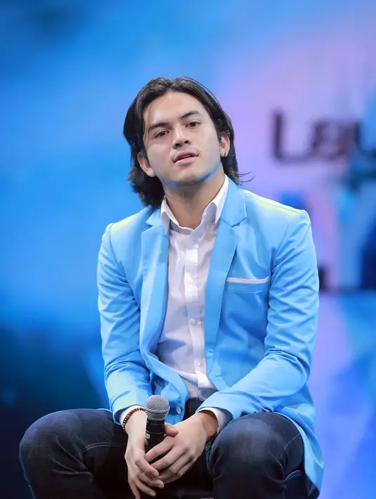 Membawakan lagu romantis, dengan gitar akustik hingga datang Michelle Ziudith yang lantas memeluk Rizky, hingga membuat suasana konser gaduh dan teriakan dari para penggemar keduanya. (Adrian Putra/Bintang.com)