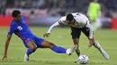 Pemain Inggris, Jude Bellingham berebut bola dengan pemain Jerman, Jamal Musala pada pertandingan Grup A3 UEFA Nations League di Allianz Arena, Munich, Rabu (8/6/2022). Inggris bermain imbang dengan Jerman 1-1. (AP Photo/Markus Ulmer)