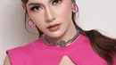Penampilan playful Mahalini Raharja dengan makeup bernuansa pink yang serasi dengan outfitnya. [Foto: Instagram/dhirmanputra]