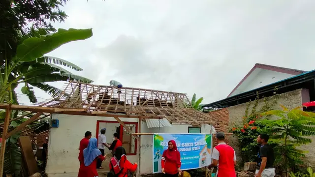 Ratusan PPPK Banyuwangi Gotong Royong Bedah Rumah Warga Miskin