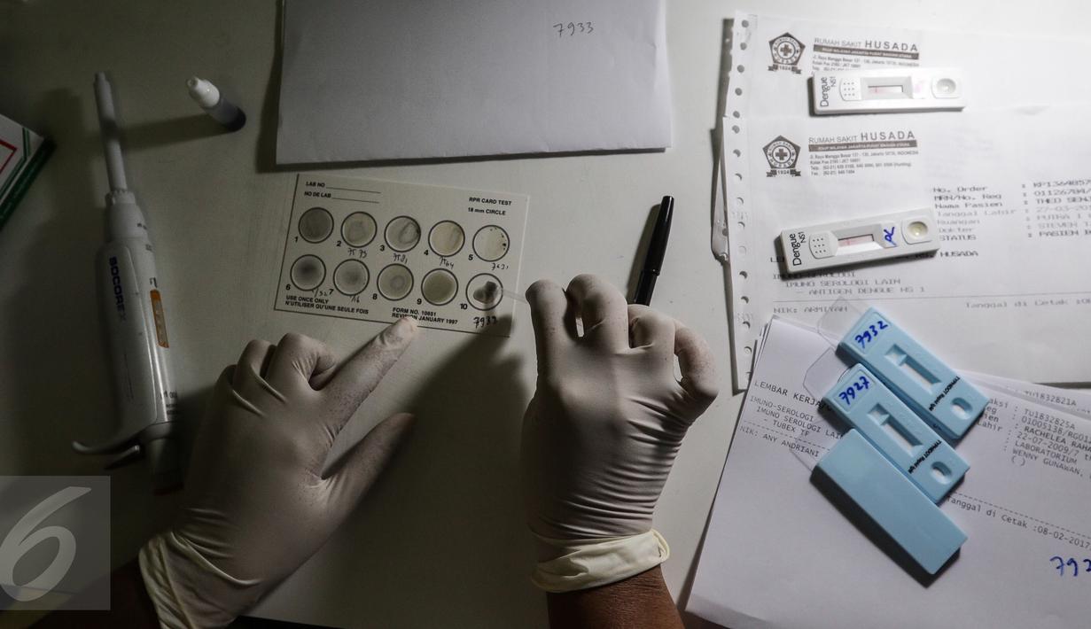 Teknisi kesehatan melakukan pemeriksaan di ruang sero imunologi laboratorium kesehatan Rumah Sakit Husada, Jakarta, Rabu (08/2). Pemeriksaan guna mengetahui sistem kekebalan tubuh, adanya penyakit infeksi  dan penanda tumor. (Fery Pradolo/Liputan6.com)