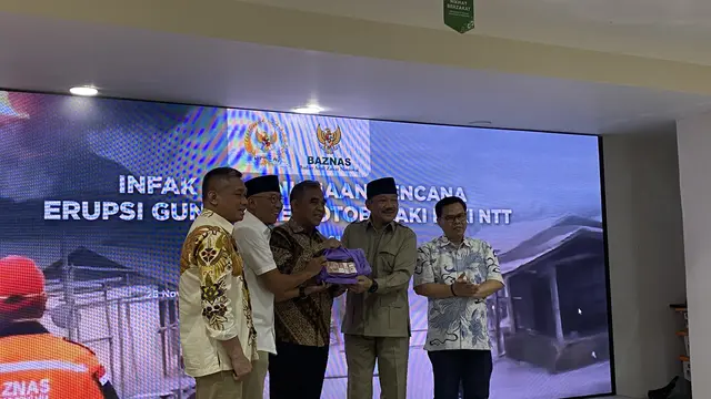 Ketua MPR RI Ahmad Muzani menyerahkan dana bantuan kemanusiaan kepada masyarakat terdampak bencana erupsi Gunung Lewotobi Laki-Laki di Kabupaten Flores Timur, Provinsi NTT, Senin (25/11/2024) melalui Baznas.