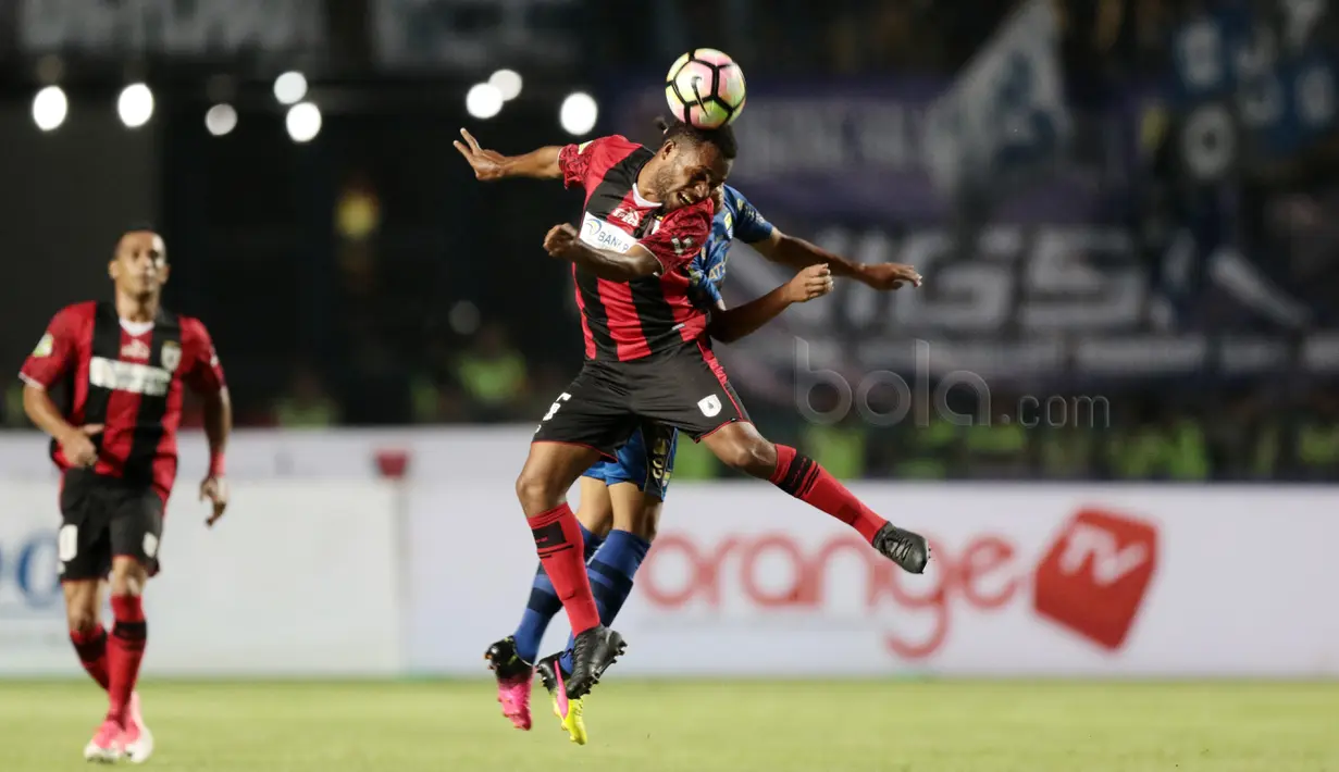 Pemain Persipura Jayapura,Elisa Yahya Basna berduel dengan pemain Persib Bandung, Ahmad Subagja Basith pada lanjutan Liga 12017 di Stadion GBLA, Bandung, Minggu (7/5/2017). Persib menang 1-0. (Bola.com/Nicklas Hanoatubun)