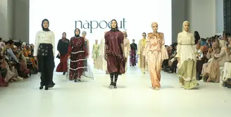 Koleksi yang ditampilkan di JFW tahun ini terinspirasi dari filosofi seekor anak ayam yang kehidupannya dimulai ketika ia menetas dari cangkang. [Fimela/Adrian Utama P]