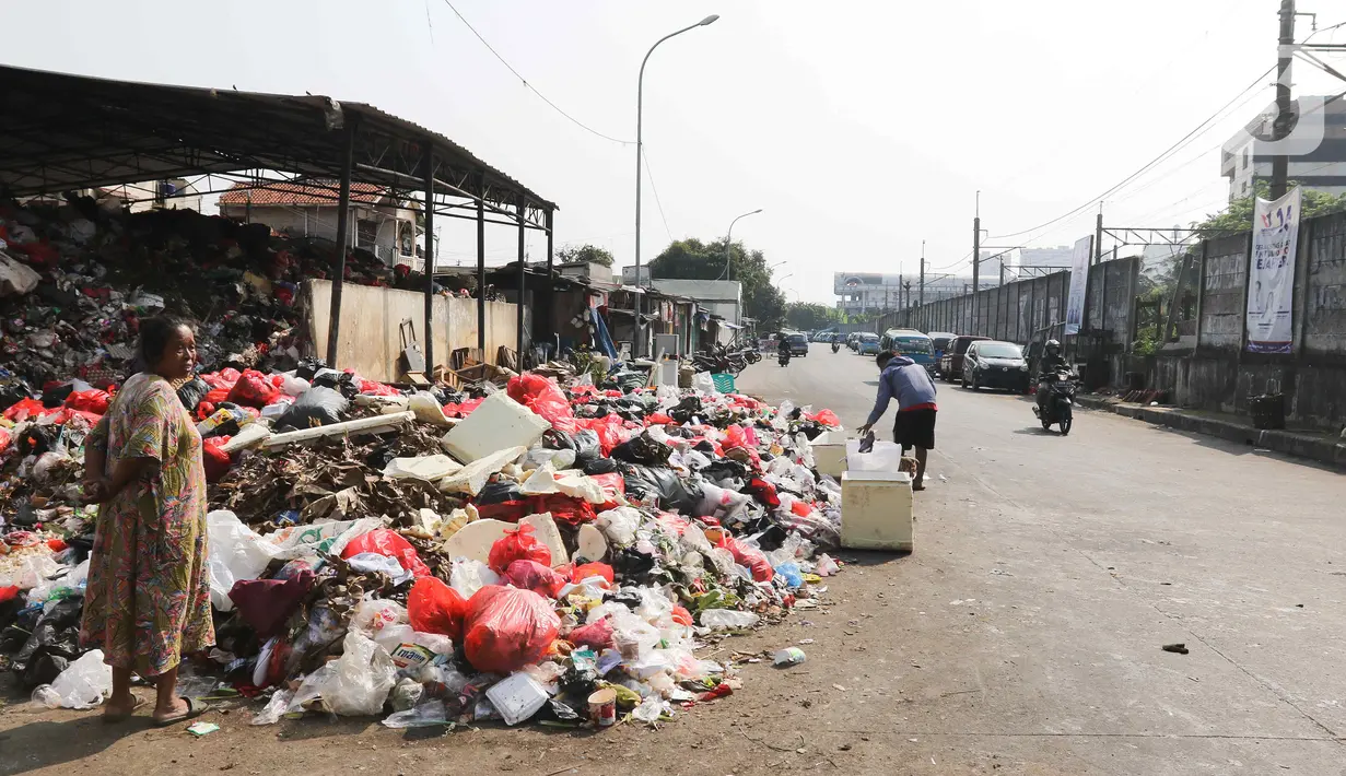 Kondisi sampah yang meluber ke jalan di Tempat Pembuangan Sampah Sementara (TPSS), Pancoran Mas, Depok, Jawa Barat, Kamis (13/7/2023). (Liputan6.com/Herman Zakharia)