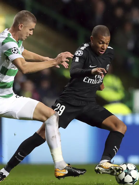 Aksi pemain PSG, Kylian Mbapper (kanan) melewati pemain Celtic, Jozo Simunovic pada laga grup B Liga Champions di Celtic Park stadium, Glasgow (12/9/2017). PSG menang 5-0. (AP/Scott Heppell)
